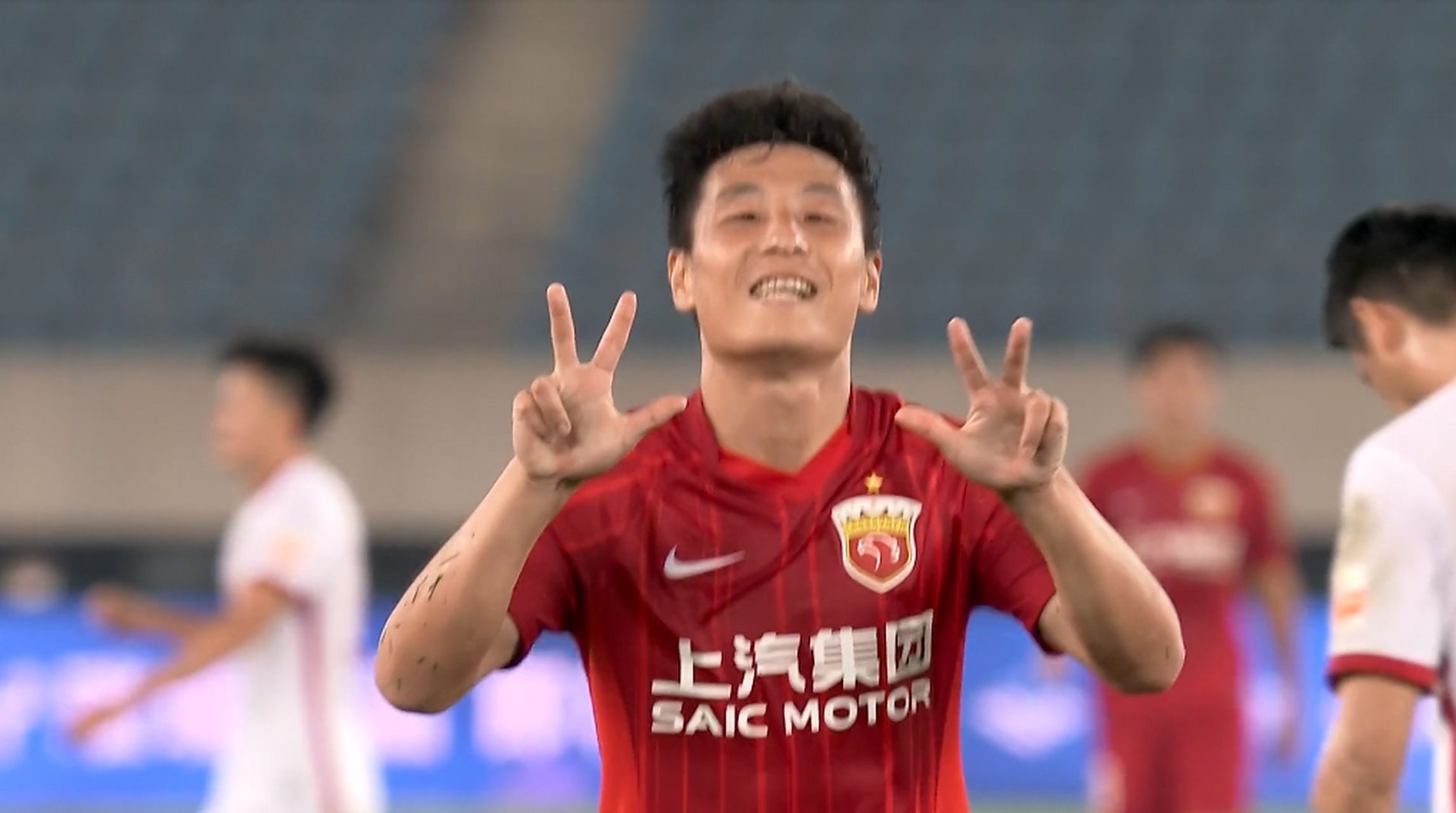 球员助攻后头部受伤，比赛中断处理的简单介绍