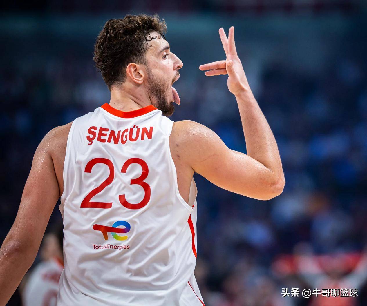 爵士爆冷土耳其男篮，米切尔送出助攻的简单介绍
