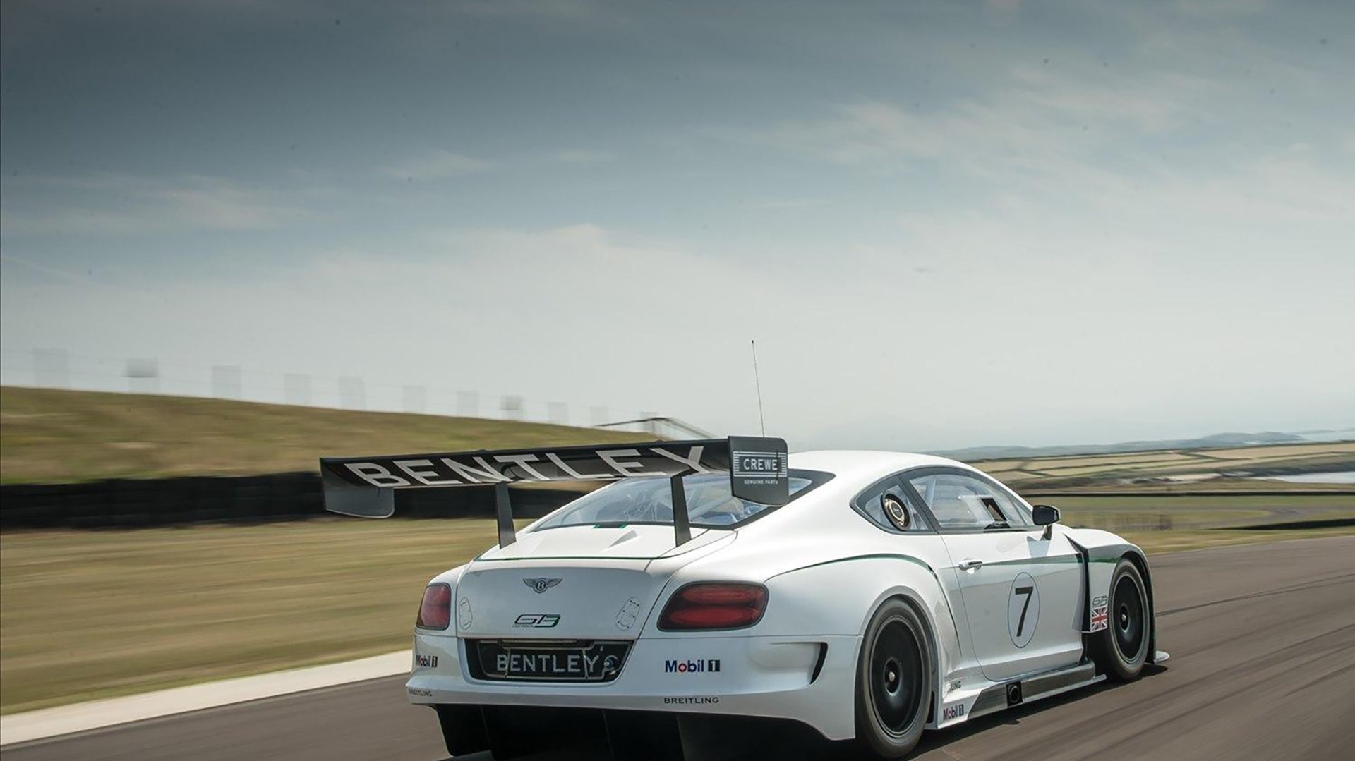 英格兰带走马里，迪巴拉发挥堪称完美—绿茵场上的双重华章