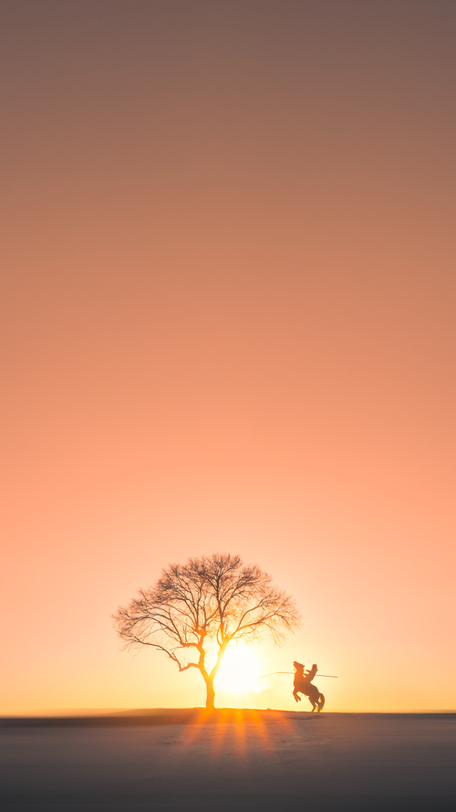 引擎轰鸣与绿茵奔袭，当F1揭幕战之夜遇见攻防转换的艺术