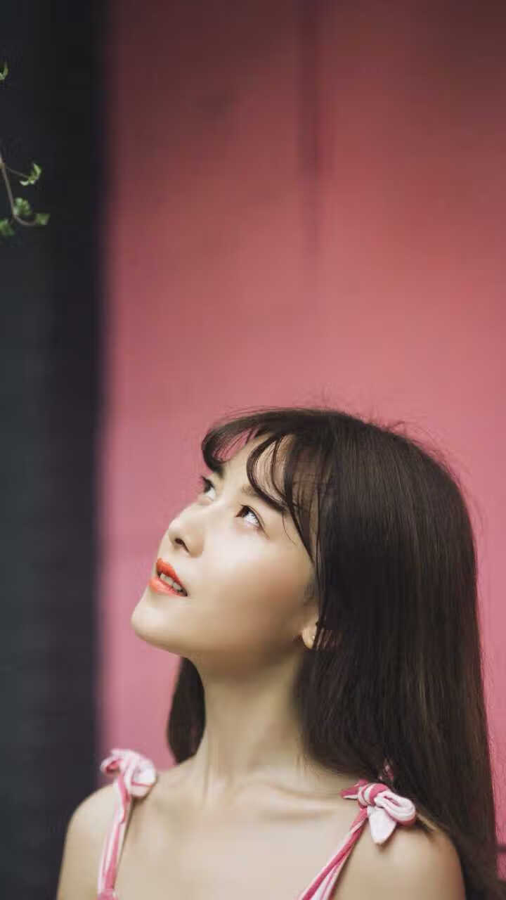 开云平台-速度之巅，当F1轮胎擦过午夜，莱万在人生弯道完成漂移